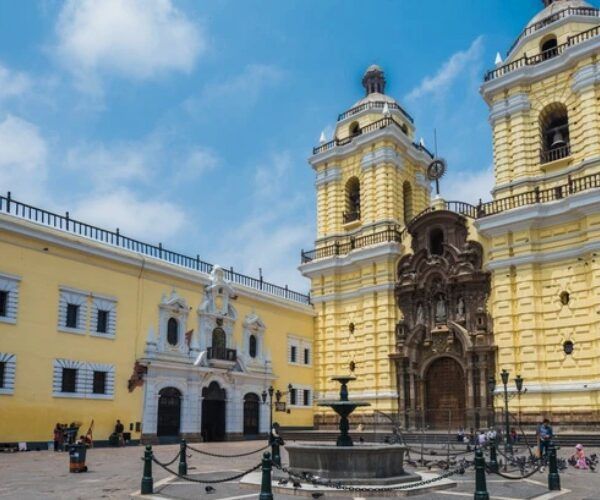 colonial houses in the city of Lima, tour of old mansions.